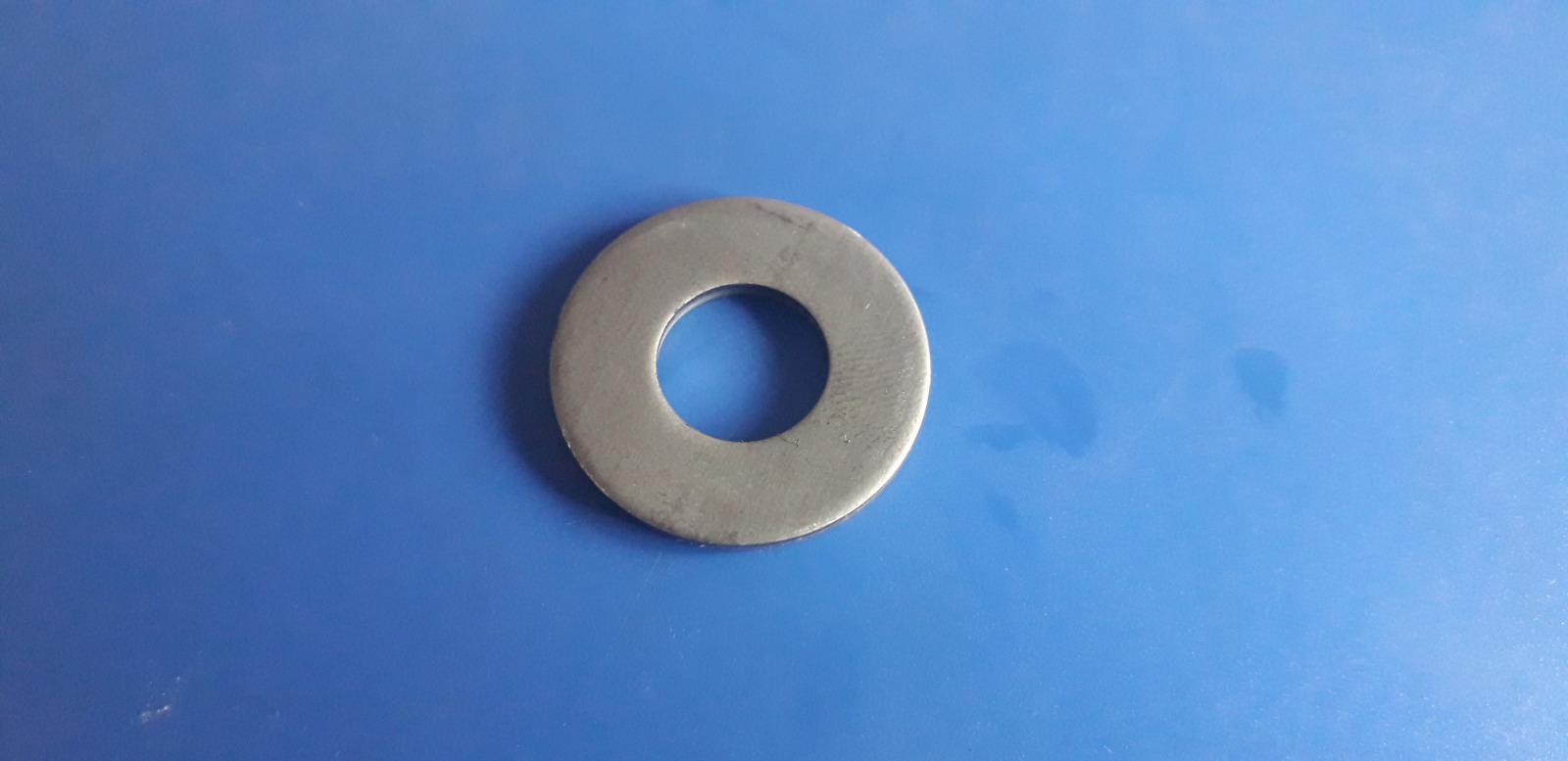 Automotive exhaust system bracket component with heat-resistant properties